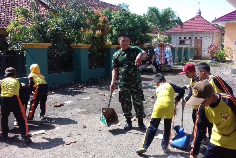 Ratusan tentara Mulai Berdatangan ke Desa Cempeh menggelar bakti sosial.