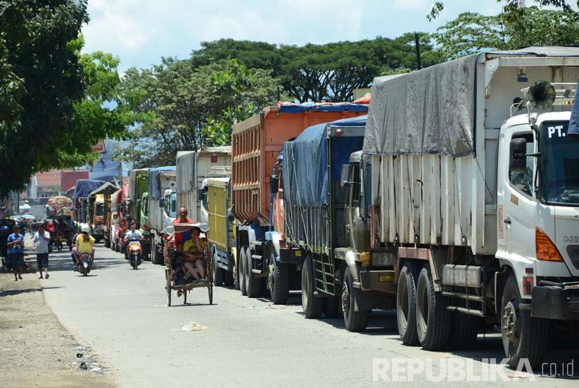 Ratusan truk barang menunggu banjir surut di daerah Bojongsoang, Kabupaten Bandung, Ahad (13/3).   (Republika/Edi Yusuf)