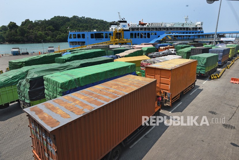 Ratusan truk yang akan menyeberang ke Pulau Sumatera antre saat akan memasuki kapal roro di Dermaga 4 Pelabuhan Merak, Banten, Sabtu (21/12/2019).