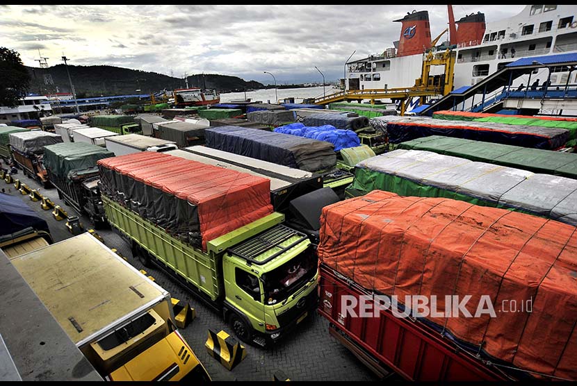 Ratusan truk yang akan menyeberang ke Pulau Sumatera mengantre saat akan masuk ke kapal ferry di Dermaga IV Pelabuhan Merak, Banten, Kamis (30/11). Antrean terjadi karena arus penyebrangan terhambat gelombang tinggi 2-5 meter akibat cuaca buru