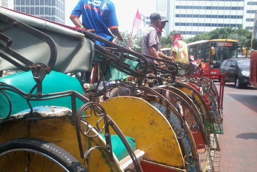 Ratusan tukang becak siap mengiringi arak-arakan Joko Widodo-Jusuf Kalla dari Bundaran HI ke Istana Negara
