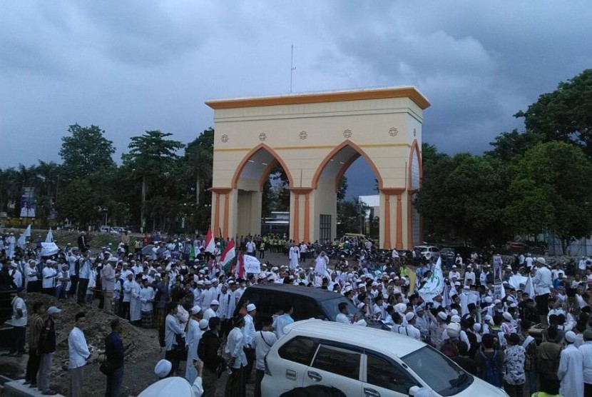 Ratusan umat Islam di NTB berkumpul di Islamic Center menggelar aksi damai terkait tuntutan proses hukum dugaan penistaan agama oleh Gubernur DKI Basuki Tjahaja Purnama (Ahok), Jumat (28/10).