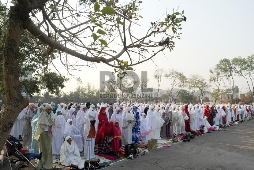 Ratusan umat Islam melaksanakan shalat Idul Adha 1436 H di lapangan parkir Pulomas Jakarta, Rabu (23/9).Republika/Darmawan