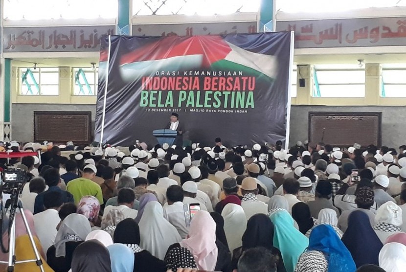 Ratusan umat Islam mengikuti kegiatan orasi kemanusiaan Indonesia bersatu Bela Pastina di Masjid Raya Pondok Indah, Jalan Iskandar Muda no 1, Jakarta Selatan, Selasa (12/12).