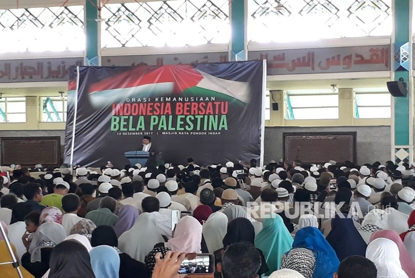 Ratusan umat Islam mengikuti kegiatan orasi kemanusiaan Indonesia bersatu Bela Palestina di Masjid Raya Pondok Indah, Jalan Iskandar Muda no 1, Jakarta Selatan, Selasa (12/12).