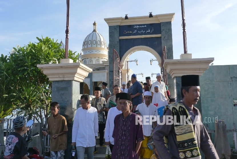 Ratusan umat Muslim berjalan meninggalkan Masjid Argam Bab Al Rahman Palu, Sulawesi Tengah, Rabu (6/7), usai melakukan ibadah shalat Idul Fitri. (Republika/Darmawan)