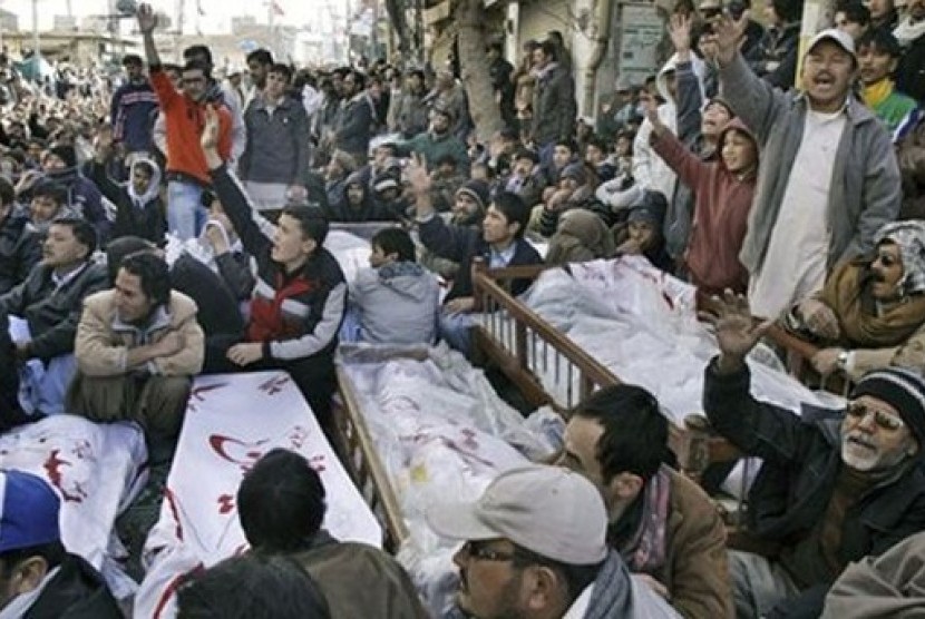 Ratusan umat Syiah menolak menguburkan jenazah keluarga mereka yang menjadi korban serangan bom bunuh diri, Kamis (10/1).