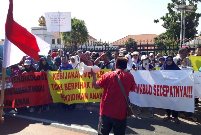 Ratusan wali murid yang mengatasnamakan Komunitas Orang Tua Peduli Pendidikan Anak (Kompak) Surabaya, menggelar aksi unjuk rasa di depan Gedung Negara Grahadi, Rabu (19/6).