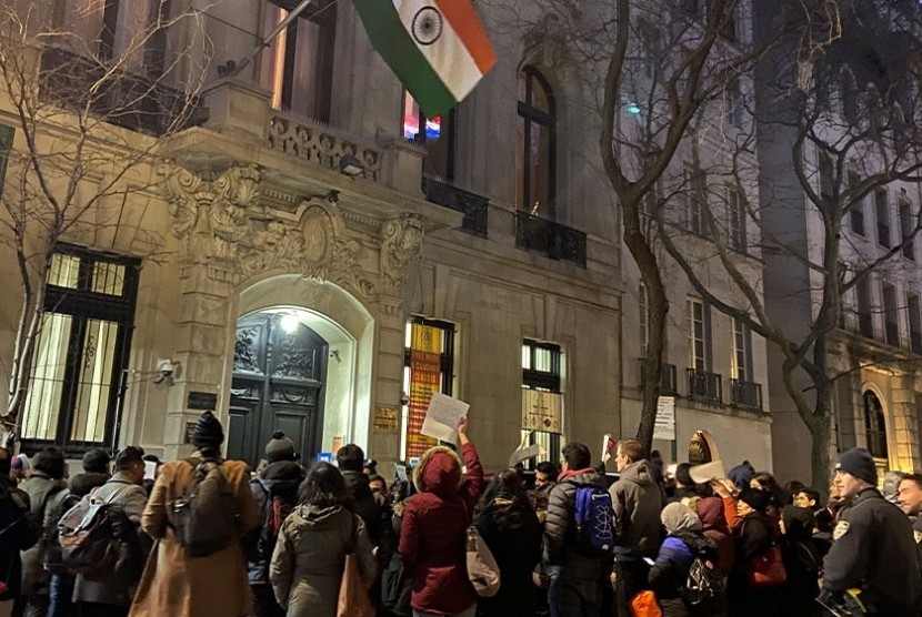 Ratusan Warga AS Protes Kekerasan Muslim di India. Ratusan warga Amerika Serikat (AS) keturunan India berdemonstrasi di depan konsulat India yang berada di sejumlah kota besar AS, Jumat malam (28/2).