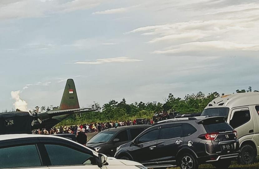 Ratusan warga antre untuk masuk ke pesawat Hercules di Bandara Nop Goliat, Distrik Dekai, Yahukimo, Provinsi Papua Tengah, Kamis (16/3/2023).