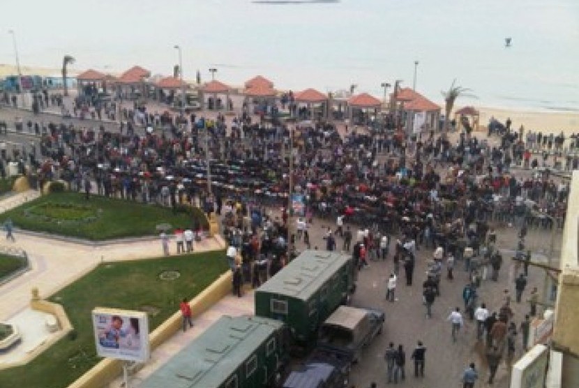 Ratusan warga bergabung dengan polisi di Kota Alexandria menunaikan shalat Ashar.