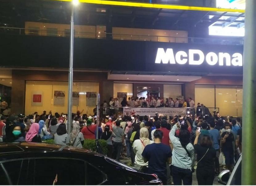 Ratusan warga berkumpul di pelataran Sarinah menyaksikan penutupan gerai McDonald