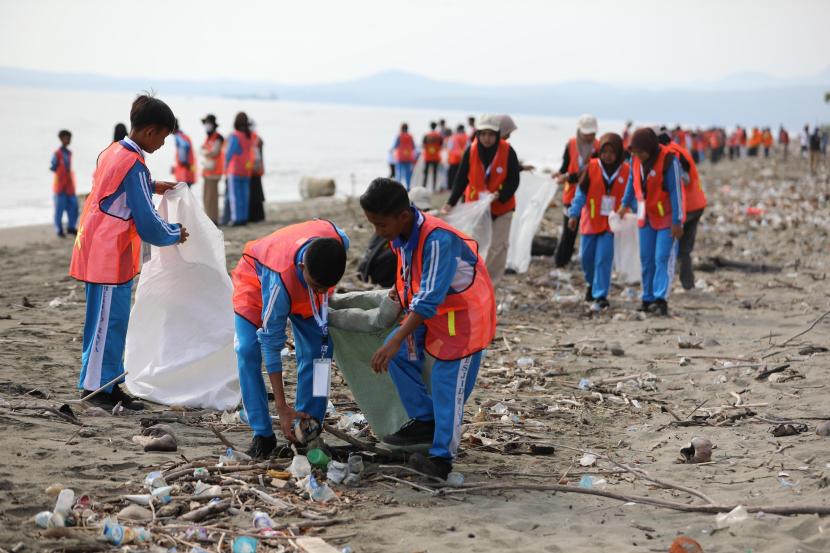 Ratusan warga berpartisipasi dalam kegiatan bersih-bersih Pantai Ladong di Kecamatan Mesjid Raya, Kabupaten Aceh Besar, Sabtu (3/8/2024).