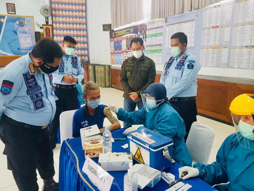Ratusan warga binaan Lapas Kelas IIA Paledang Kota Bogor disuntik vaksin Covid-19 di dalam Lapas, oleh Dinas Kesehatan Kota Bogor, Kamis (15/7). 