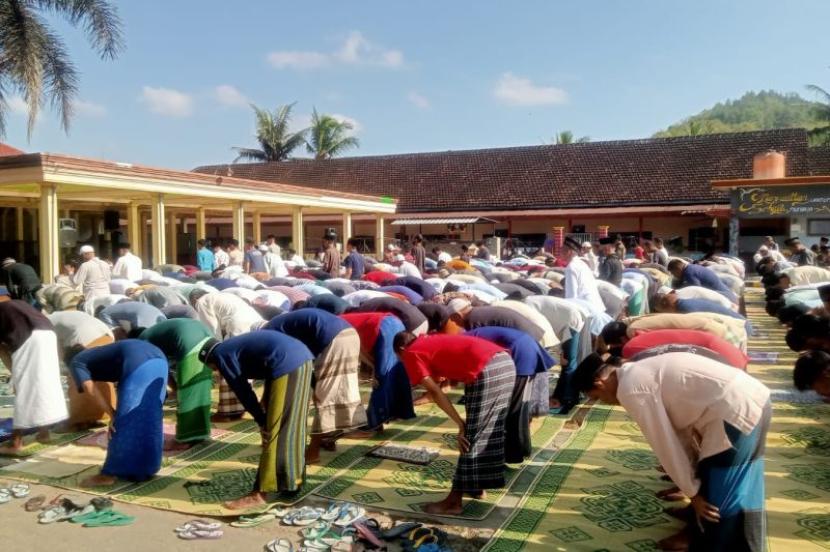 Ratusan warga binaan mengikuti rangkaian kegiatan shalat Istisqwa, sebuah ritual meminta hujan dalam tradisi Islam, di halaman masjid Rutan Klas IIB Trenggalek, Jatim, Sabtu (30/9/2023).