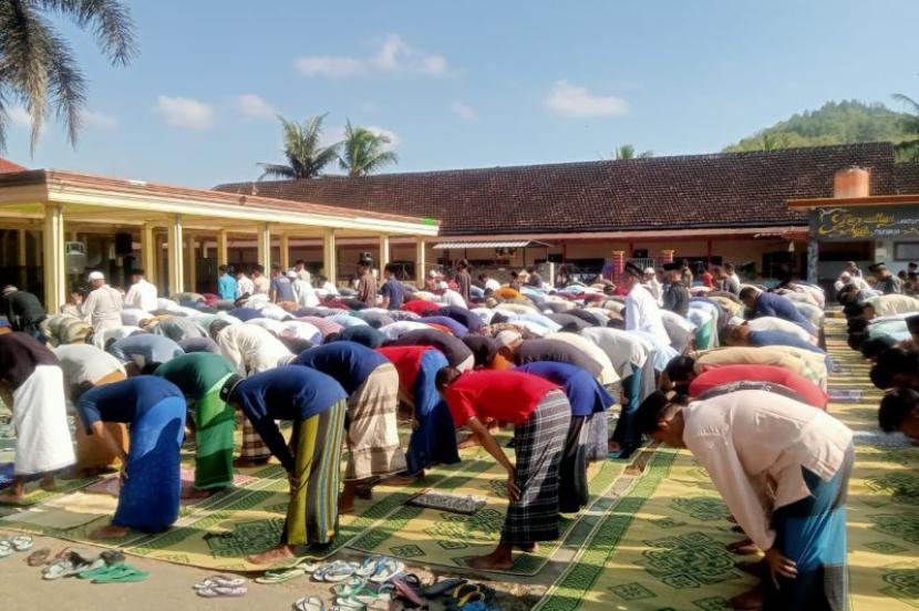 Ratusan warga mengikuti rangkaian kegiatan shalat Istisqa untuk meminta hujan. BMKG memperkirakan hujan akan mengguyur sebagian wilayah Jawa Timur hari ini.