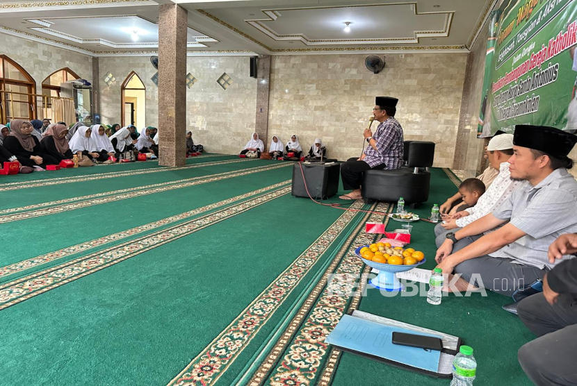 Ratusan warga Cipamokolan, Kecamatan Rancasari, Kota Bandung menolak pembangunan gereja di wilayah tersebut yang diduga langgar prosedur. Mereka pun menggelar istghosah dihadiri oleh sejumlah tokoh ulama di Kota Bandung, Kamis (27/2/2025). 