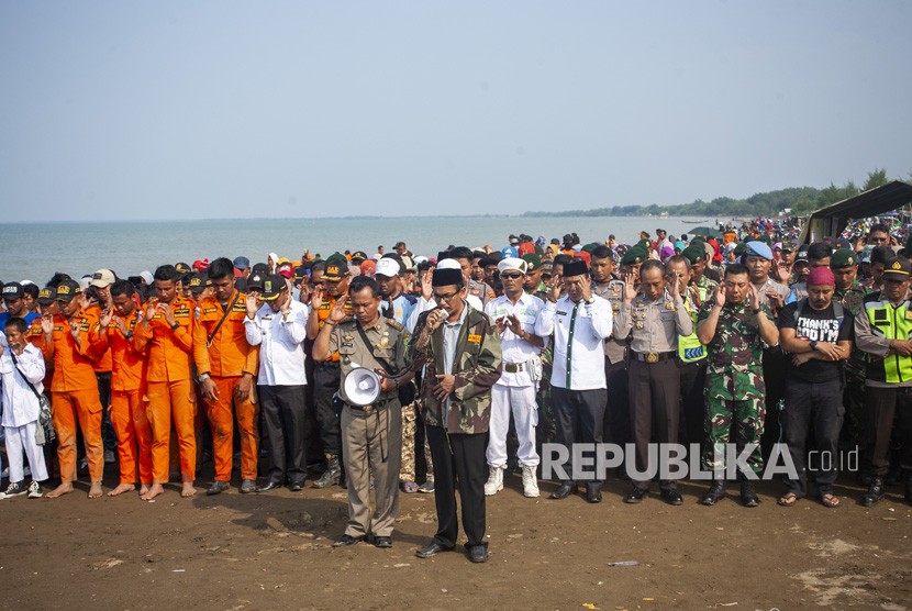 Ratusan warga dan tim gabungan evakuasi pesawat Lion Air JT 610 melakukan shalat gaib dan doa bersama di perairan Karawang, Pantai Tanjung Pakis, Jawa Barat, Rabu (31/10/2018). 