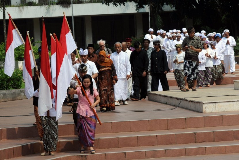 Ratusan warga dari berbagai agama yang tergabung Gerakan Rekonsiliasi Indonesia (GMRI) melakukan kirab jelang pernyataan sikap terkait Pemilihan Presiden dan Wakil Presiden (Pilpres) 2014-2014 di Tugu Proklamasi, Jakarta, Selasa (15/7).