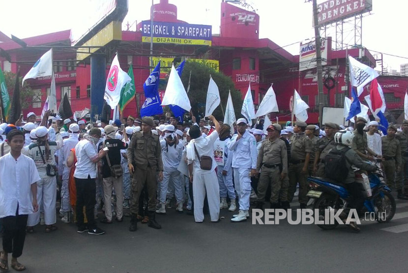 Ratusan warga Depok dari berbagai elemen menggelar aksi demo keprihatinan atas tragedi kemanusiaan yang menimpa etnis muslim Rohingya Myanmar, di Pertigaan Lampu Merah, Ramandha Depok, Jumat (8/9).