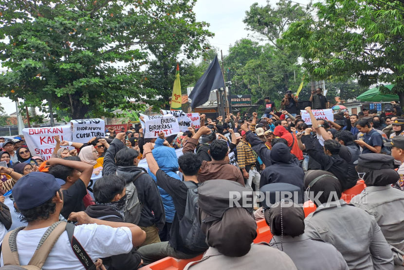 Ratusan warga Desa Eretan Wetan, Kecamatan Kandanghaur, Kabupaten Indramayu menggelar unjuk rasa ke gedung DPRD Indramayu menuntut adanya solusi atas banjir rob yang merendam desa mereka setiap hari selama puluhan tahun, Senin (23/6/2025). 