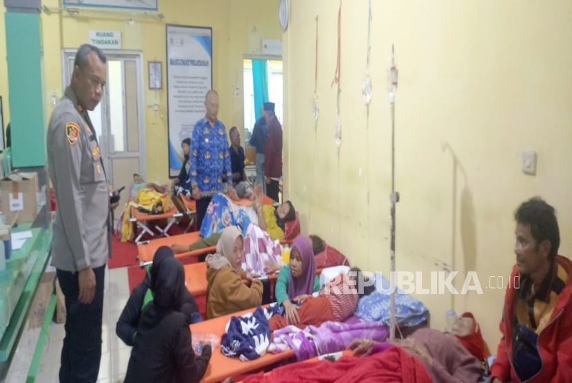 Ratusan warga di Kampung Campaka, Desa Pasirlangi, Kecamatan Pakenjeng, Kabupaten Garut diduga mengalami keracunan usai menyantap hidangan aqiqah, Rabu (17/9/2025) malam. Mereka mengalami gejala seperti rasa mual, muntah, pusing hingga diare. 