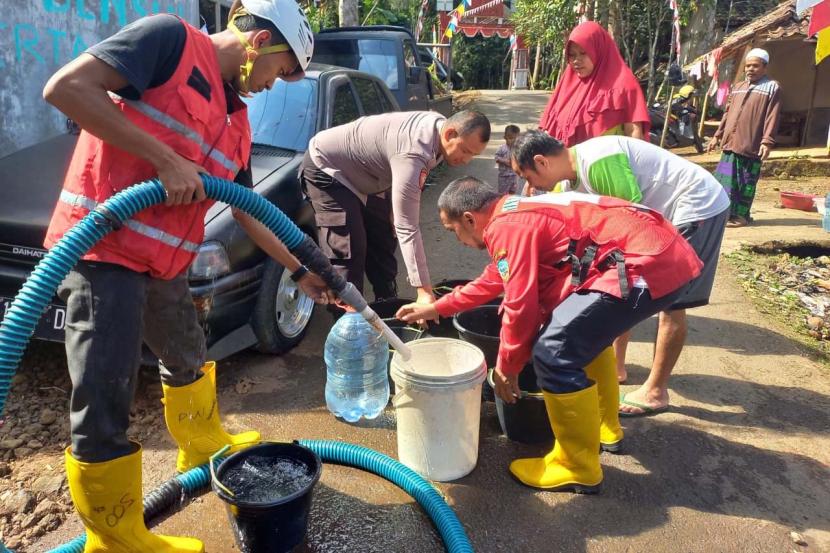 Warga membutuhkan pasokan air bersih (ilustrasi). BPBD Kabupaten Cianjur mencatat dampak ampak kekeringan terus meluas di delapan kecamatan di Cianjur.