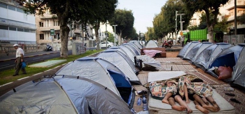 Ratusan warga Israel protes dengan mendirikan tenda di jalan-jalan raya kota mereka.