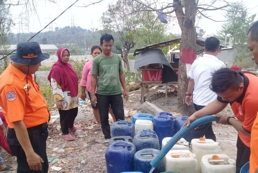 Ratusan warga Kampung Cijengkol, Desa Parungmulya, Kecamatan Ciampel, Karawang, mendapat bantuan air bersih, Rabu (19/9).