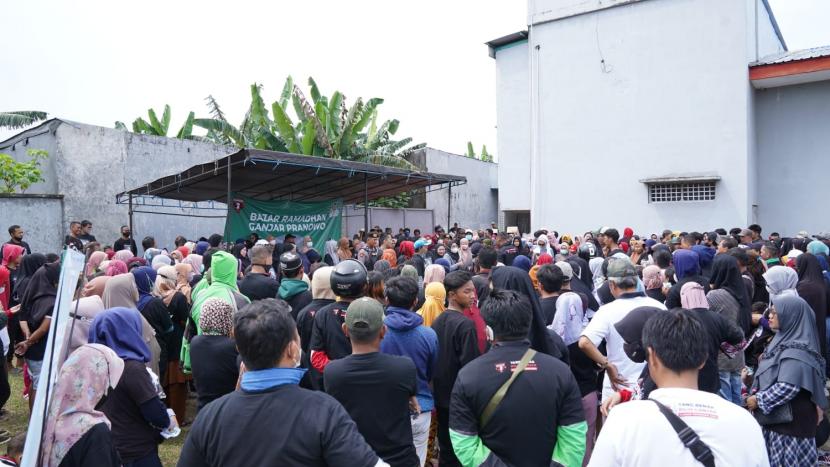 Ratusan warga Kecamatan Somba Opu, Kabupaten Gowa, Sulawesi Selatan ramai mengikuti Bazar Murah Sembako Ramadhan, Ahad (26/3/2023). 