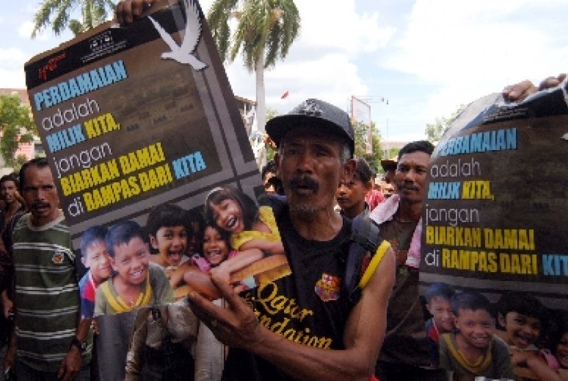 Ratusan warga korban konflik masa lalu asal Kabupaten Aceh Tengah, Bener Meriah dan Kabupaten Pidie menggelar aksi unjuk rasa di gedung DPR Aceh, Banda Aceh.