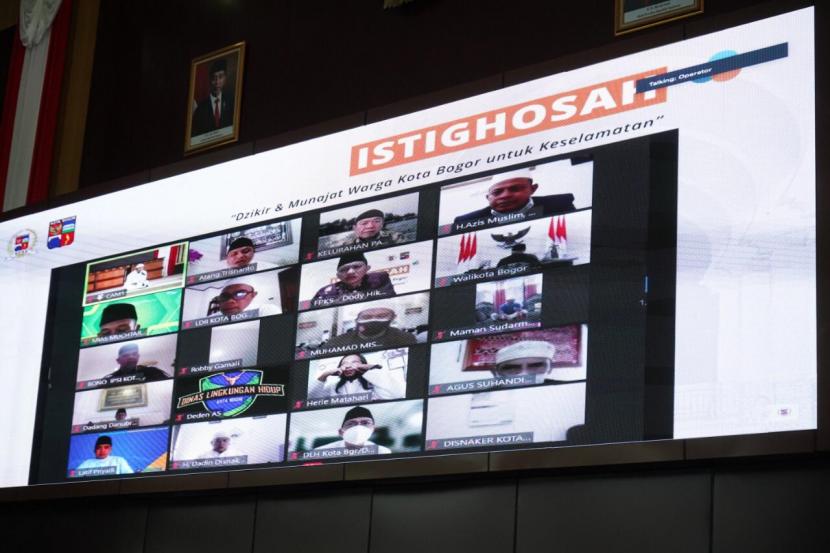 Ratusan warga Kota Bogor mengikuti kegiatan istighosah bersama secara daring bersama DPRD Kota Bogor dan Pemkot Bogor melalui zoom meeting dan live streaming di Youtube, Jumat (9/7). 