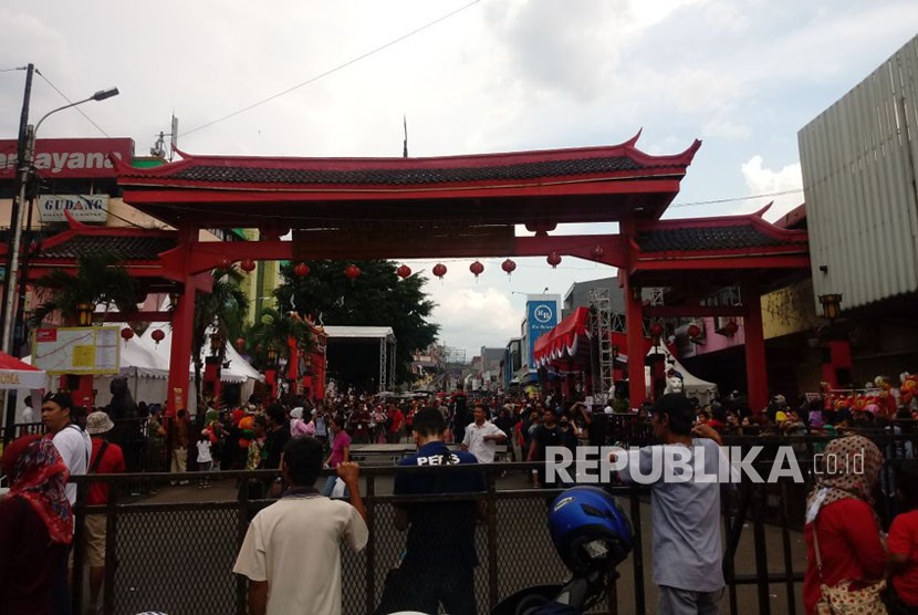 Ratusan  warga Kota Bogor tampak antusias memadati Jalan Suryakencana, Bogor, Jumat (2/3). Mereka menantikan pagelaran Festival Cap Go Meh yang direncanakan mulai pada pukul 15.00 WIB. 
