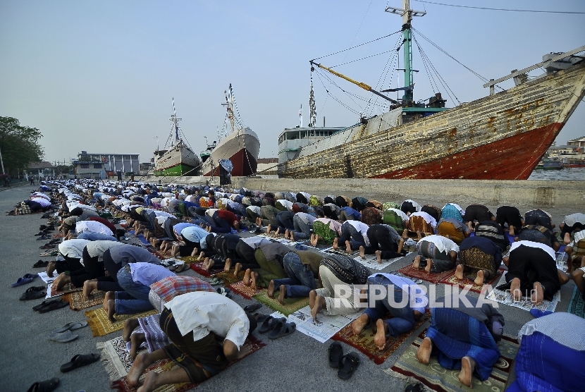   Ratusan warga melaksanakan Shalat Idul Adha di Pelabuhan Sunda Kelapa, Jakarta Utara, Jumat (1/9). I