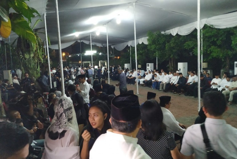Ratusan warga melayat di kediaman SBY di Cikeas, Bogor, Sabtu (1/6) malam.