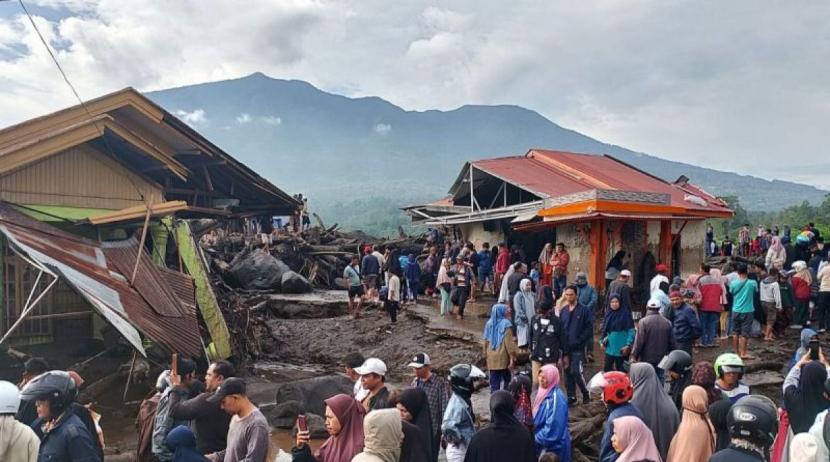 Ratusan warga memadati lokasi bencana banjir bandang di Desa Bukit Batabuah Kabupaten Agam, Sumbar. Kepala BNPB memaparkan sejumlah langkah untuk tangani banjir lahar dingin Sumbar.