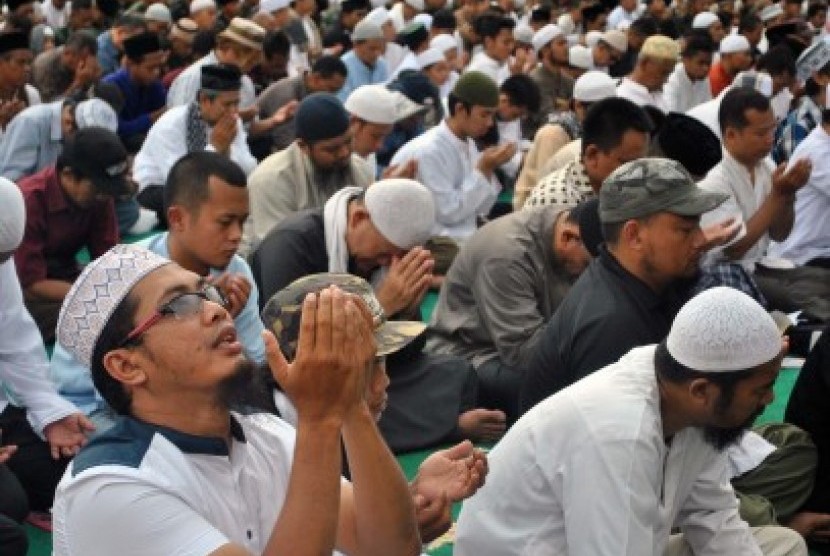 Ratusan warga memanjatkan doa usai melaksanakan salat meminta hujan (istisqa) di Lapangan Sempur, Kota Bogor, Jawa Barat, Jumat (30/10).