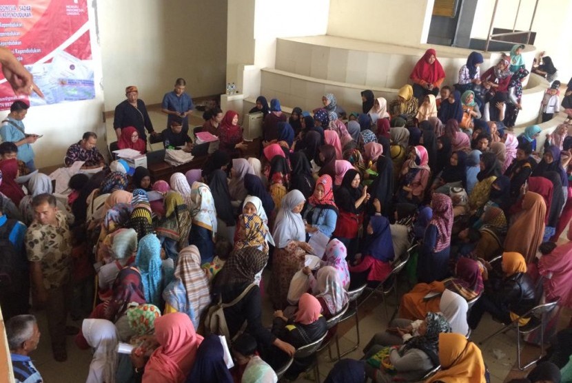 Ratusan warga mengantre untuk mendaftarkan KIA di Kantor Bupati Tasikmalaya, Jumat (26/7). 