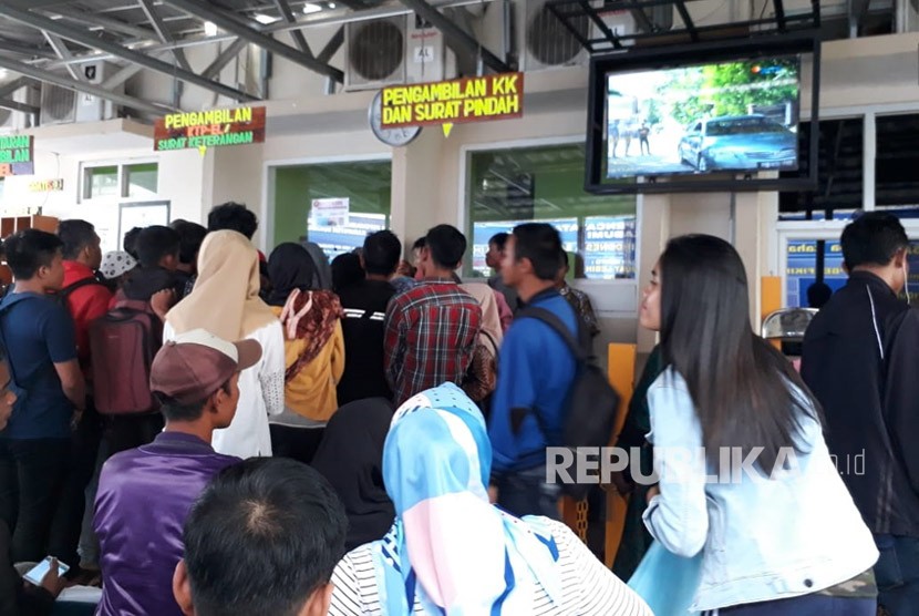 Ratusan warga mengantri untuk membuat KTP elektronik di Kantor Dinas Kependudukan dan Pencatatan Sipil (Disdukcapil) Kabupaten Sukabumi Jawa Barat Selasa (26/6).