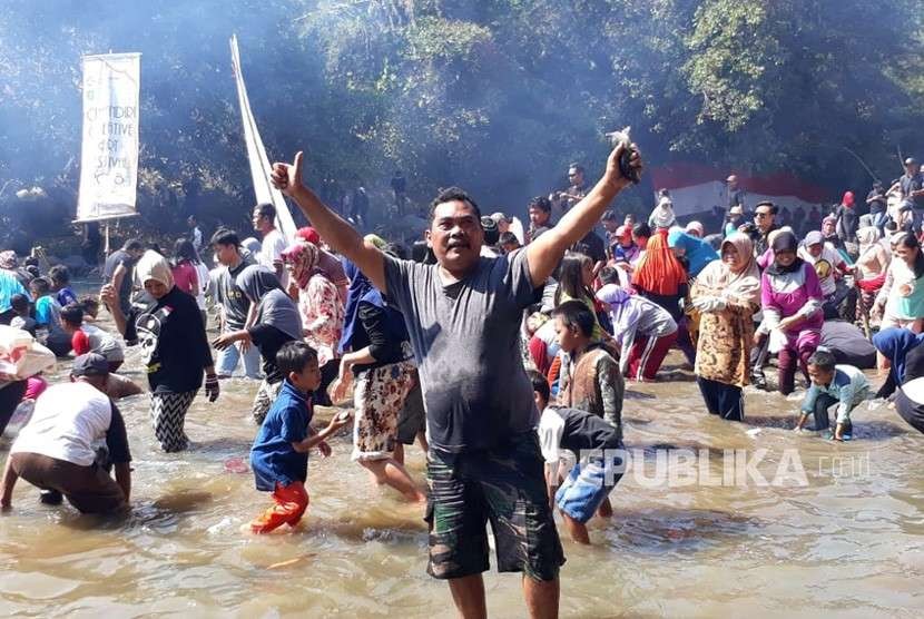 Ratusan warga mengikuti acara tradisi Ngubeuk Lauk atau mencari ikan di aliran Sungai Cimandiri di Kelurahan Cikundul, Kecamatan Lembursitu, Kota Sukabumi Ahad (19/8). 