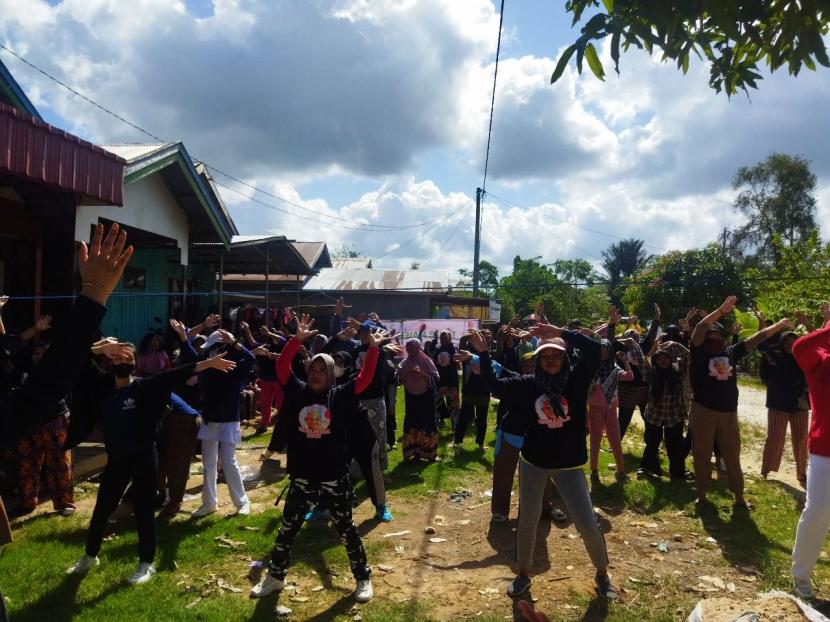 Ratusan warga mengikuti senam sehat di jalan Trans Kalimantan Km 9, Desa Anjir Serapat, Kecamatan Kapuas Timur, Kabupaten Kapuas, Kalimantan Tengah.