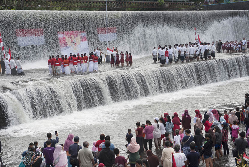 Ratusan warga mengikuti upacara bendera untuk memperingati HUT ke-72 RI di sungai (ilustrasi) 