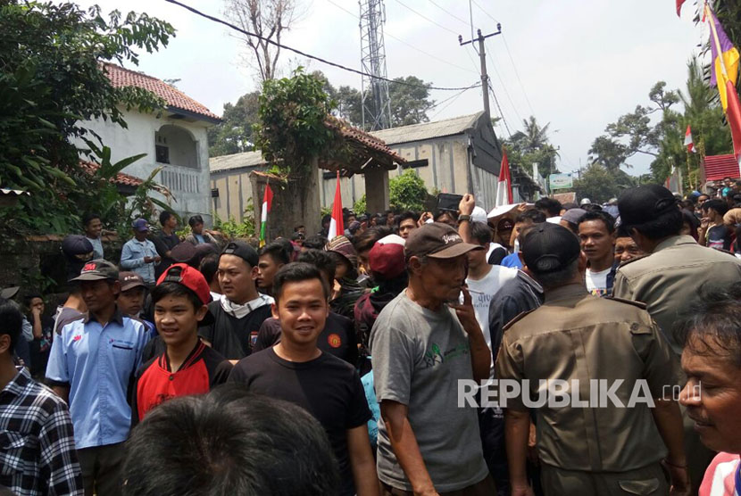 Ratusan warga 'mengontrog' Pondok Pesantren Ibnu Mas'ud, Desa Sukajaya, Kecamatan Tamansari, Kabupaten Bogor pada Senin (18/9). Warga menuntut agar Ponpes yang ditengarai terhubung dengan ISIS dan gerakan Islam radikal tersebut ditutup. 