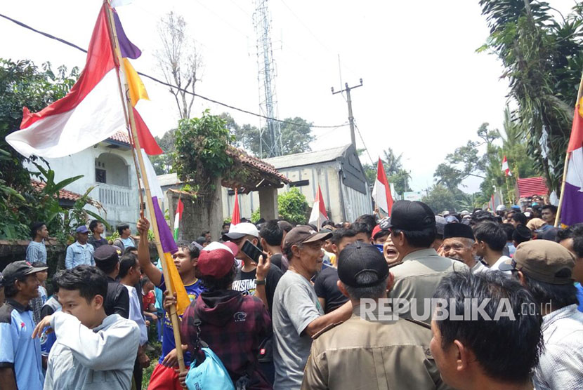 Ratusan warga 'mengontrog' Pondok Pesantren Ibnu Mas'ud, Desa Sukajaya, Kecamatan Tamansari, Kabupaten Bogor pada Senin (18/9). Warga menuntut agar Ponpes yang ditengarai terhubung dengan ISIS dan gerakan Islam radikal tersebut ditutup. 