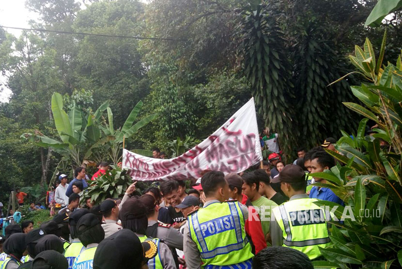 Ratusan warga 'mengontrog' Pondok Pesantren Ibnu Mas'ud, Desa Sukajaya, Kecamatan Tamansari, Kabupaten Bogor. Warga menuntut agar Ponpes yang ditengarai terhubung dengan ISIS dan gerakan Islam radikal tersebut ditutup (Ilustrasi)
