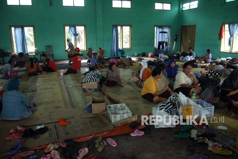 Ratusan Warga mengungsi di balai desa Kebonagung, Kabupaten Bantul, Yogyakarta, Rabu (29/11) setelah terkena banjir pada hari Selasa lalu. 