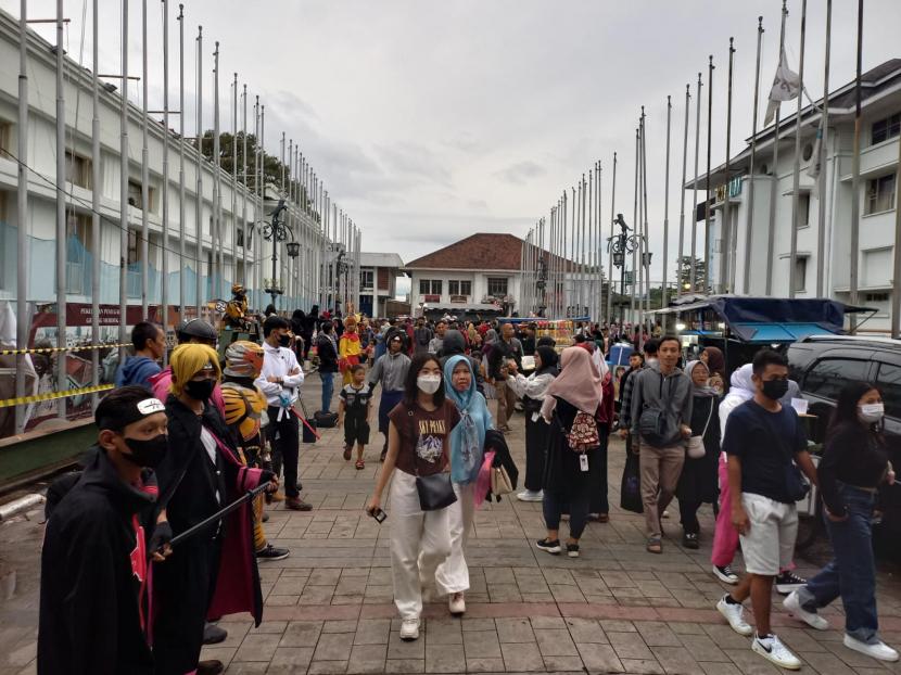 Ratusan warga mulai memadati kawasan Asia Afrika, Kota Bandung jelang malam pergantian tahun baru, Sabtu sore (31/12/2022). 