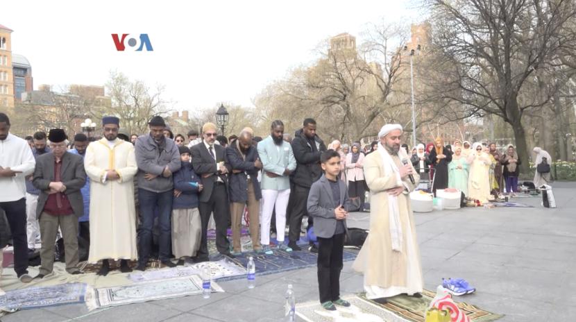 Ratusan warga Muslim mengikuti salat Id di taman kota ikonik Washington Square Park.