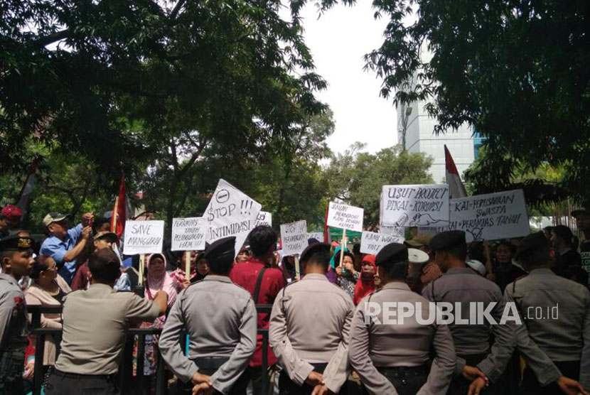 Ratusan warga RW 12 Manggarai gelar aksi di depan gedung Ombudsman Republik Indonesia, Jalan Rasuna Said, Kuningan, Jakarta Selatan terkait rencana penggusuran tempat tinggal mereka untuk proyek Kereta Api Bandara Soekarno-Hatta.