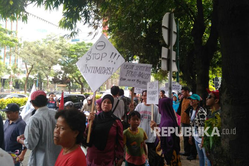 Ratusan warga RW 12 Manggarai gelar aksi di hadapan gedung Ombudsman Republik Indonesia, Jalan Rasuna Said, Kuningan, Jakarta Selatan terkait rencana penggusuran tempat tinggal mereka untuk proyek Kereta Api Bandara Soekarno Hatta, Jum'at (7/4).